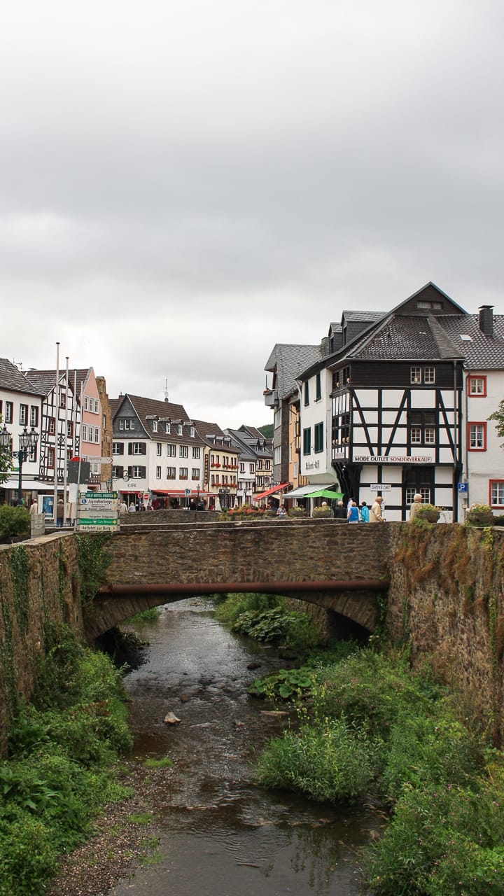 Reisen & Camping in der Eifel: Tolle Tipps für Stellplätze und Ausflugsziele 1 Fachwerkdorf Bad Münstereifel beim Camping in der Eifel