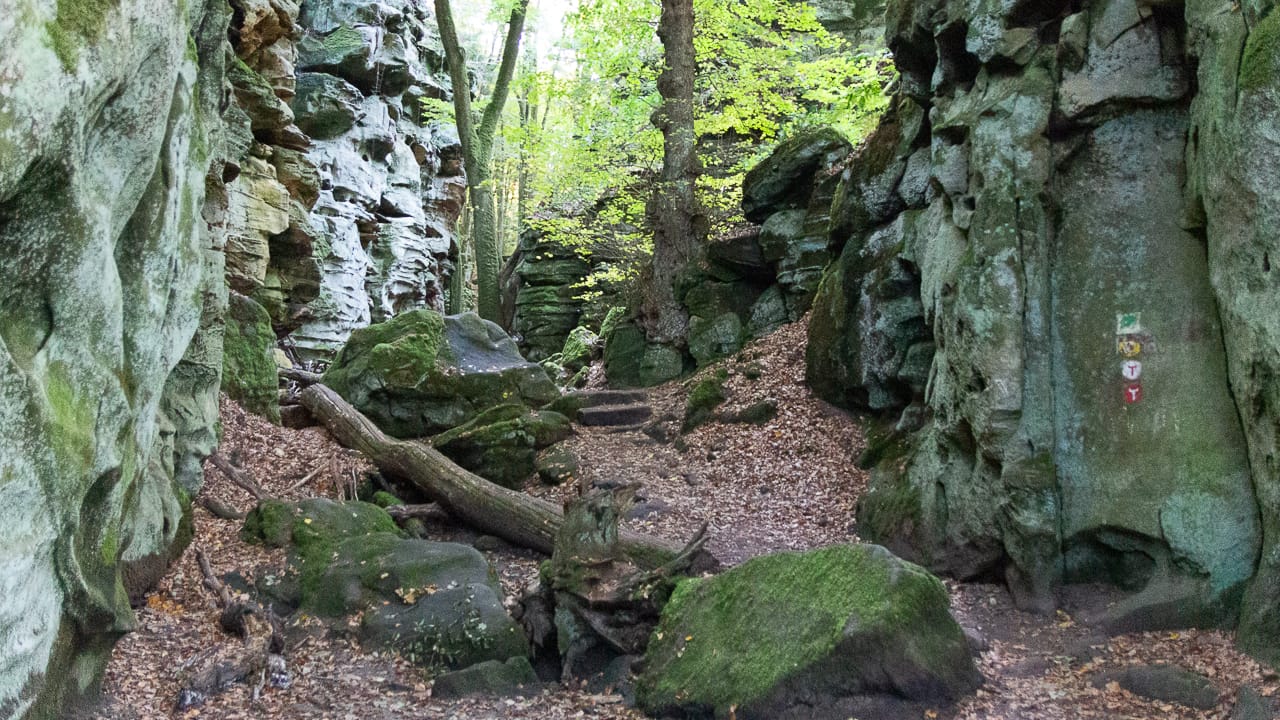 Reisen & Camping in der Eifel: Tolle Tipps für Stellplätze und Ausflugsziele 17 In der Teufelsschlucht beim Urlaub mit Camping in der Eifel