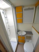 Das Badezimmer im Bimobil, geräumig und modern