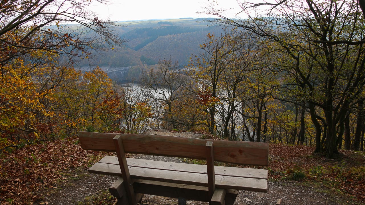 Reisen & Camping in der Eifel: Tolle Tipps für Stellplätze und Ausflugsziele 19 Blick auf den Rursee beim Urlaub mit Camping in der Eifel