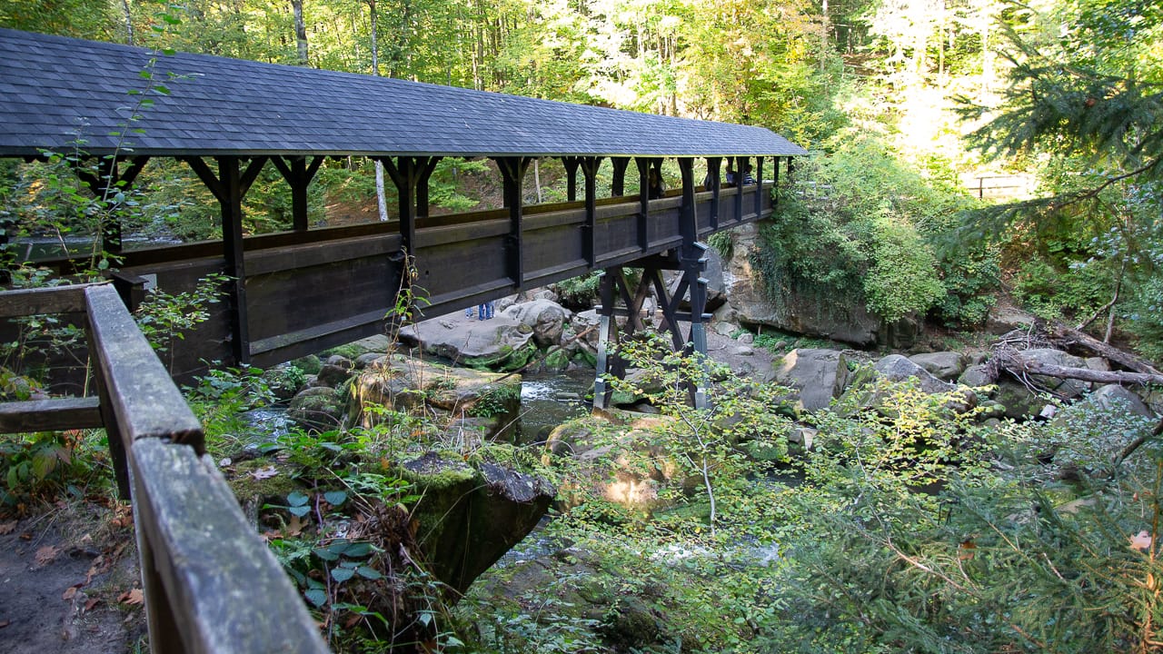 Reisen & Camping in der Eifel: Tolle Tipps für Stellplätze und Ausflugsziele 15 Holzbrücke an den Irreler Wasserfällen beim Camping in der Eifel