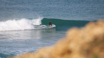 Ein Mann beim Surfen in Portugal