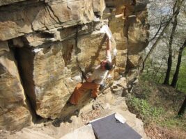 Bouldergebiet Avalonia Ruhrgebiet Mann an Felsen