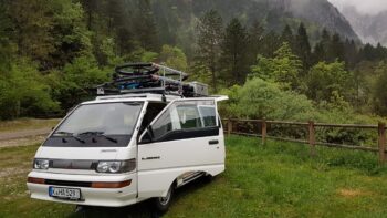 Dachegepäck auf einem ausgebauten L300 Van