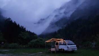 Markise und Lichterkette am ausgebauten L300 Camper
