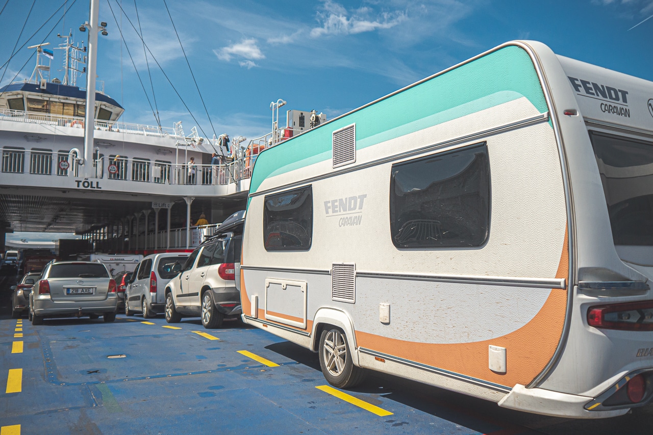 Mit Wohnmobil und Wohnwagen auf der Fähre – was du beachten musst 9 Aufahrt Wohnwagen Faehre