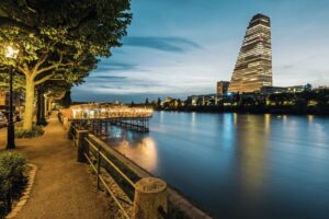 Roche Turm in Basel beim Camping am Oberrhein