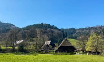 Typische Häuser beim Urlaub im Schwarzwald