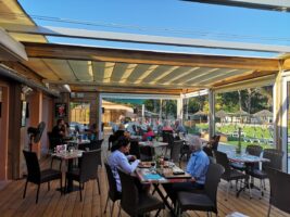 Essen auf der Terrasse vom All Inclusive Campingplatz La Bastiane