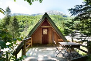 Camping in Slowenien im Naturhäuschen vom Camp Korita