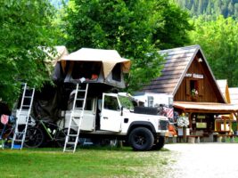 Mit dem Van beim Camping in Slowenien auf dem Camp Korita