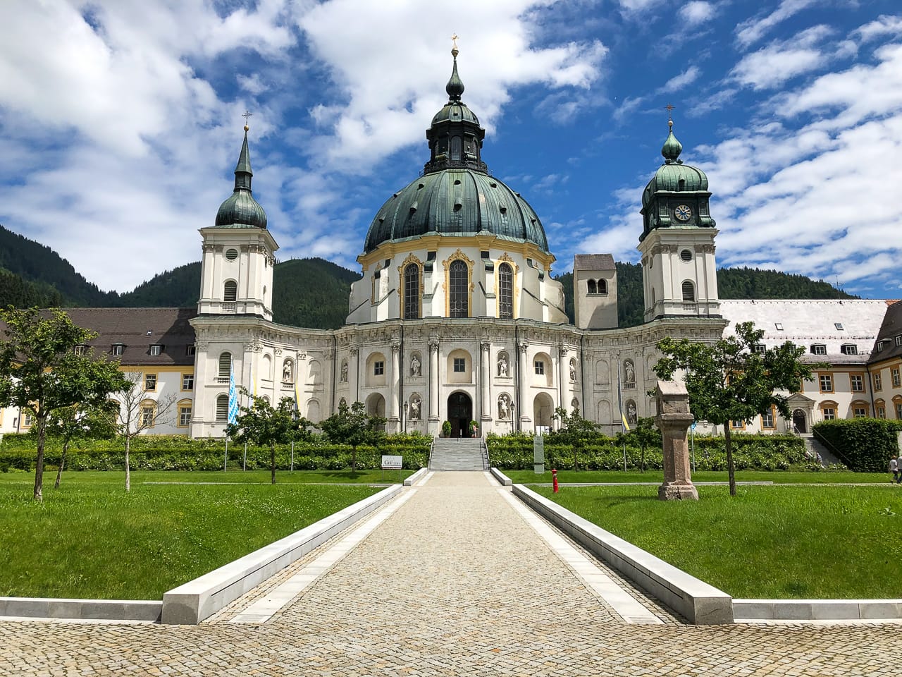 Reisen und Camping in Oberbayern: Eldorado für Naturliebhaber 11 Kloster Ettal bei Camping in Oberbayern