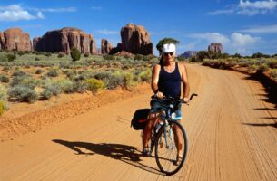 Auf einer Wohnmobil Weltreise mit dem Rad im Monument Valley