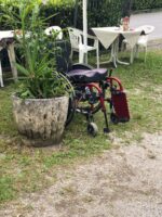 Ein Rollstuhl auf einem barrierefreien Campingplatz