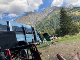 Camper auf einem barrierefreien Campingplatz