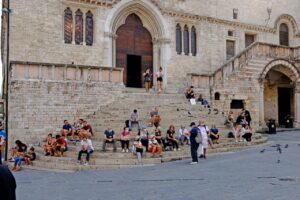Italienreise entlang eines Kirchplatzes in Perugia