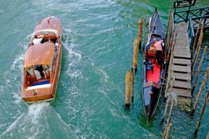 Blick auf Gondel und Boot in Venedig
