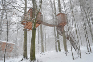 Übernachten in einem Baumhaus im Winter