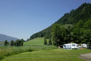 Camping Putterersee Stellplaetze am Ufer des Putterersees