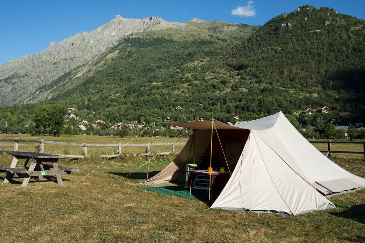 Wildromantisch campen: 20 naturnahe Traum-Campingplätze in Deutschland und Europa 4 Huttopia Camping Vallouise Zelt auf dem Zeltplatz vom Campingplatz mit Blick auf die Berge