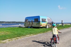 Bunter Wohnwagen auf dem Vikar Campingplatz beim Camping Süddänemark