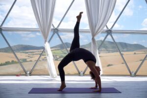 Yoga im Yoga Dome beim VanLife Urlaub