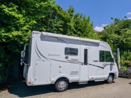 Ein Wohnmobil auf einem Stellplatz von Swiss Hosts