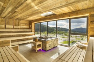 Camping Resort Bodenmais Sauna mit Panoramafenstern und Blick in die Natur auf dem Campingplatz