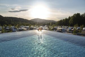Camping Resort Bodenmais Skypool mit Blick ueber das Gelaende vom Campingplatz