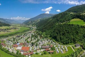 Erlebnis Comfort C Aufenfeld bersicht auf den Campingplatz und Umgebung