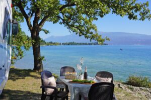 Fornella Camping Wellness Family Resort Stellplaetze am See