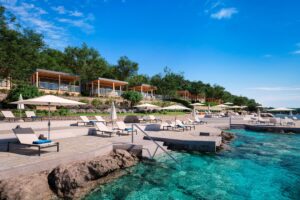 Naturist Camping Istra Mobilheime vom Campingplatz mit direktem Zugang zu Sonnenschirmen und Liegestuehlen am Ufer der Adria