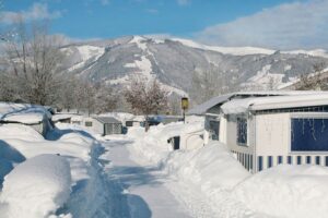 Sportcamping Woferlgut Campingplatz in schneebedeckter Winterlandschaft