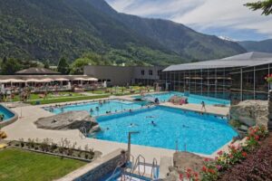 Thermal Camping Brigerbad Gaeste im Pool mit Blick auf die Alpen