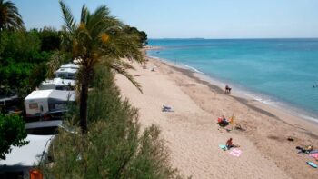 Strandlage beim Wellness Camping im Playa Montroig Camping Resort PiNCAMP