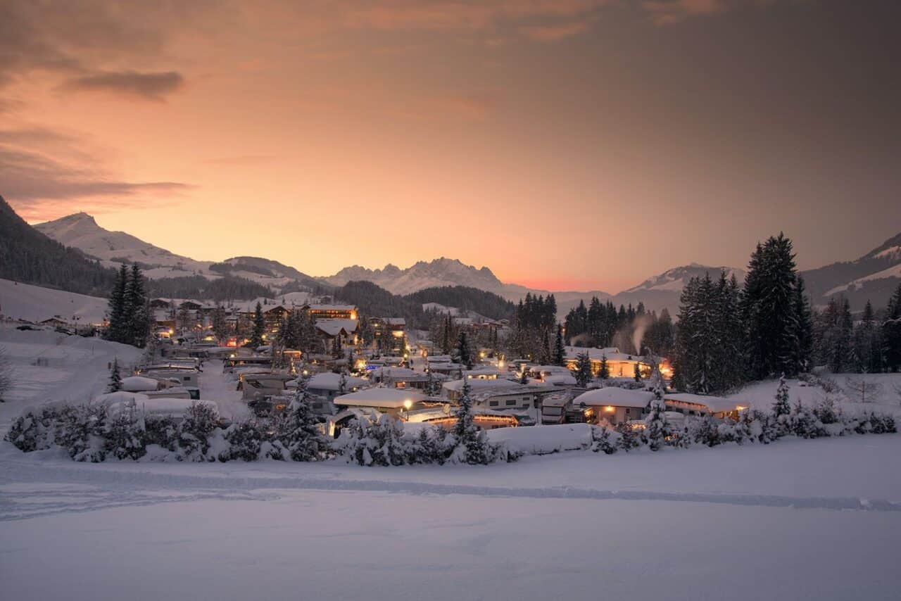 Wintercamping - hier: Das Tirol Camp Fieberbrunn im Schnee