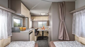 Wohnwagen ohne Gas: Plug and Play auf dem Campingplatz 10 Blick ins Innere vom Wohnwagen ohne Gas CaraCito 470 EU