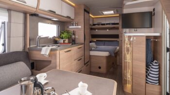 Wohnwagen ohne Gas: Plug and Play auf dem Campingplatz 7 Innenraum im Wohnwagen ohne Gas Südwind 500FU