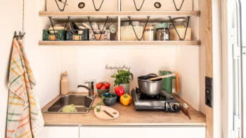 Wohnwagen ohne Gas: Plug and Play auf dem Campingplatz 3 Küche im Beachy Wohnwagen ohne Gas