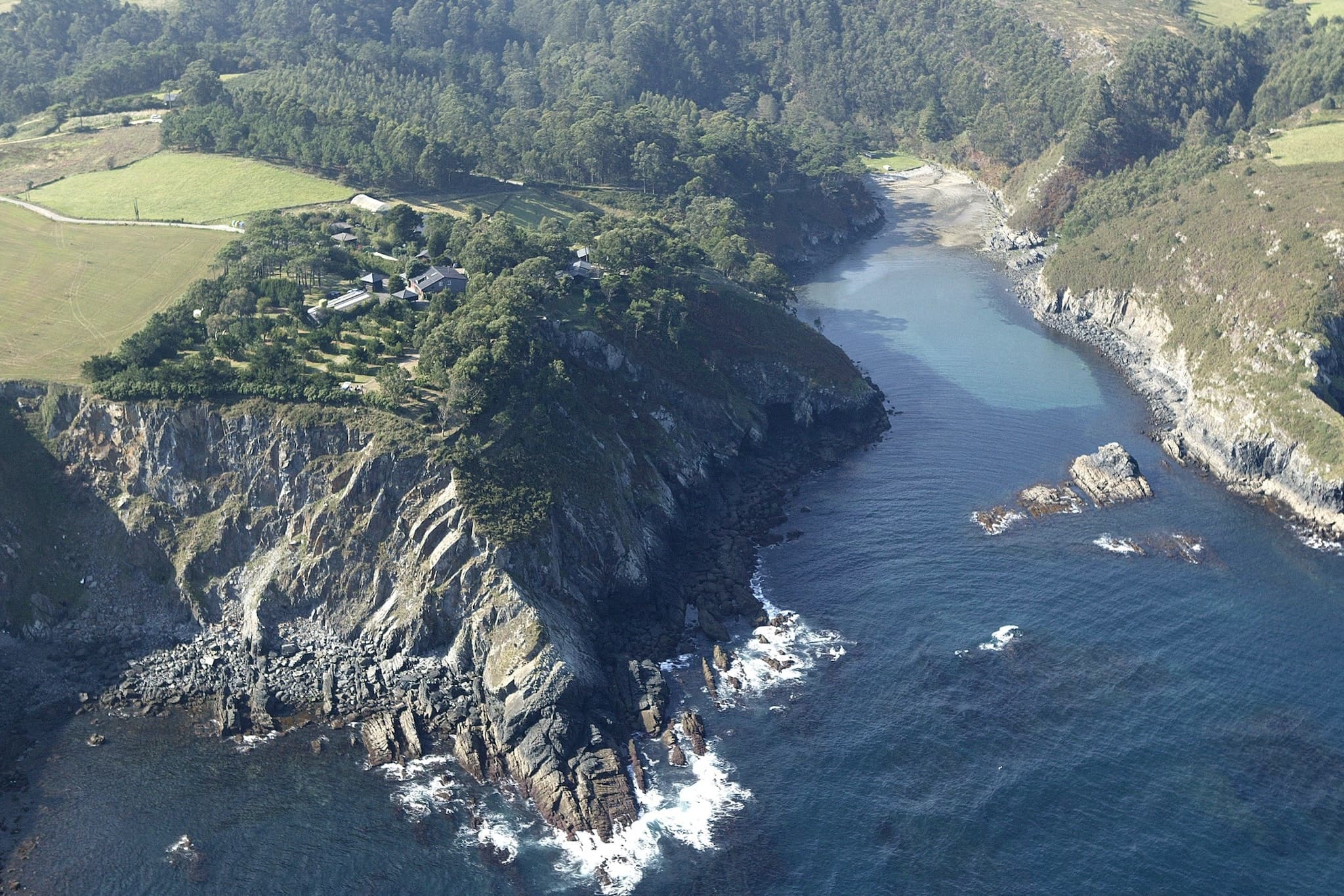Wildromantisch campen: 20 naturnahe Traum-Campingplätze in Deutschland und Europa 5 Camping Playa de Tauran Asturien - traumhafte Lage mit Blick aufs Meer