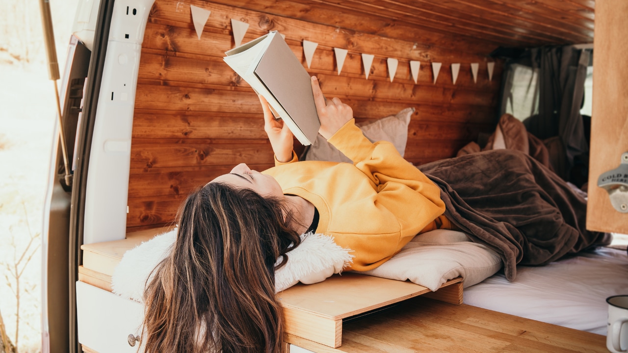 Von der Couch in die Welt: 5 inspirierende Bücher für Reisebegeisterte und Camper!