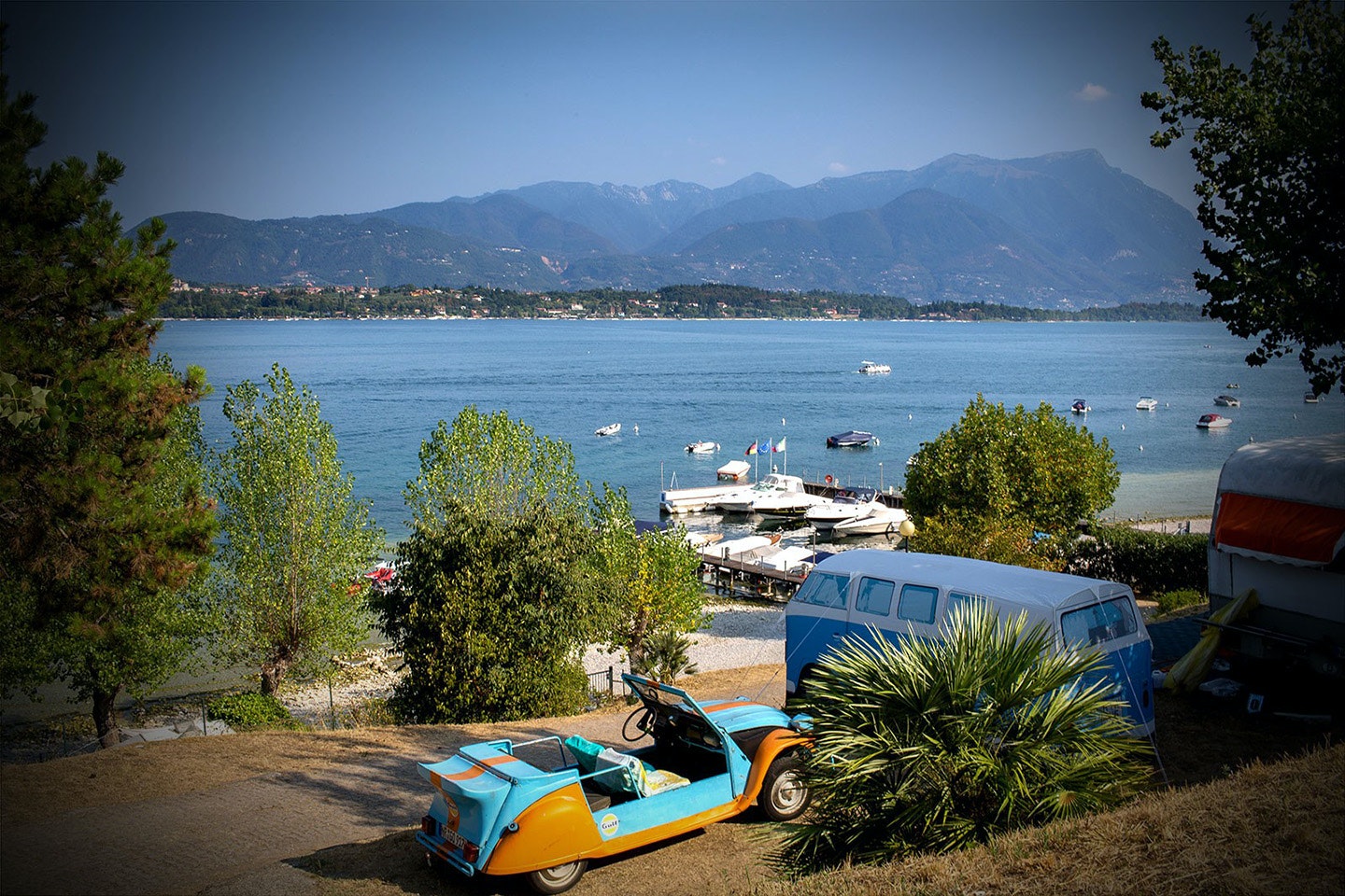 Camping am Gardasee mit Kind – Familienparadies in Italien 8 Camping La Rocca Stellplaetze mit Blick auf den Gardasee