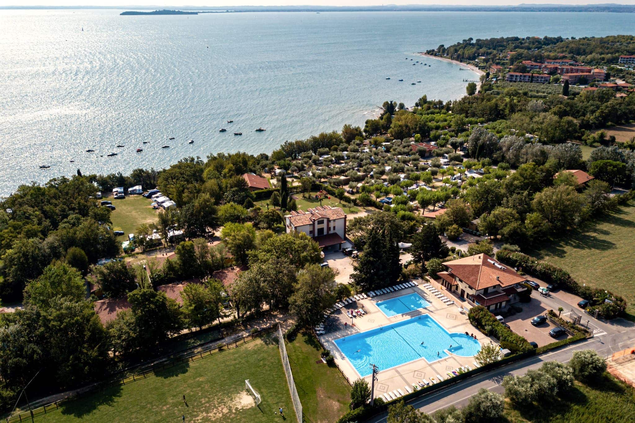 Camping am Gardasee mit Kind – Familienparadies in Italien 6 Camping Zocco Vogelperspektive auf das Campingplatzgelaende mit Poollandschaft und Fussballfeld a51cbd18 17cb 4449 8541 08c895b9bca2
