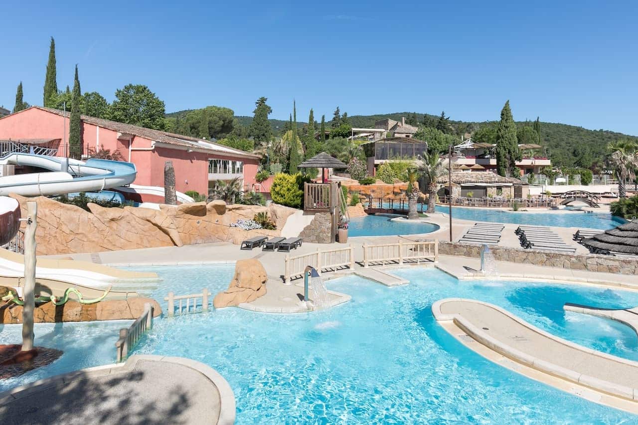 Camping-Trends 2023: Reiseziele, Fahrzeuge, Ausstattung – was in diesem Jahr besonders beliebt ist 3 Castel Camping Domaine de la Bergerie Poolbereich vom Campingplatz ©PiNCAMP