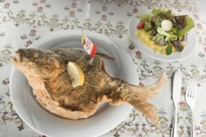 Ein Gericht mit Karpfen auf einer Campingtour durch Frankenhöhe (c) Bayern erleben Tobias Gerber