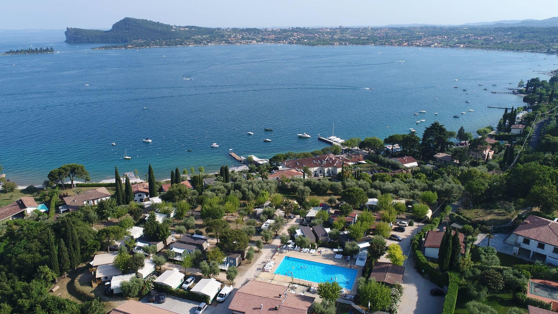 Camping am Gardasee mit Kind – Familienparadies in Italien 3 Vacanze Glamping Boutique Vacanze Camping Boutique Luftaufnahme des Campingplatzes 4115a1a5 2f51 494e a651 50ccca9aade7