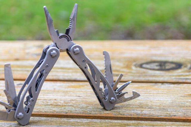 Multiherramienta Leatherman sobre mesa de madera