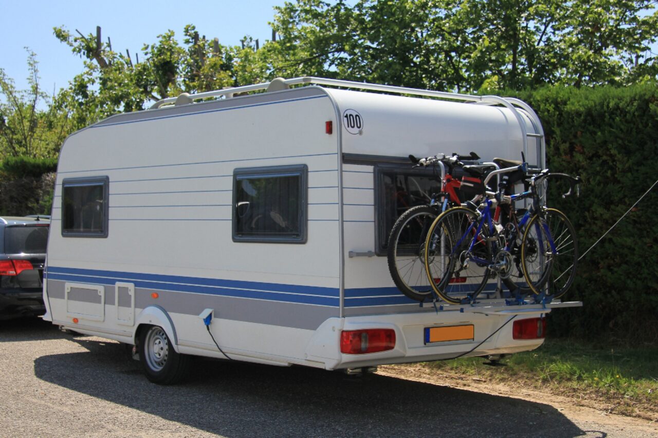Unter bestimmten Voraussetzungen kannst du mit deinem Wohnwagen eine 100er Zulassung bekommen.