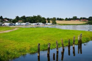 L rkelunden Camping Blick vom Meer auf den Campingplatz