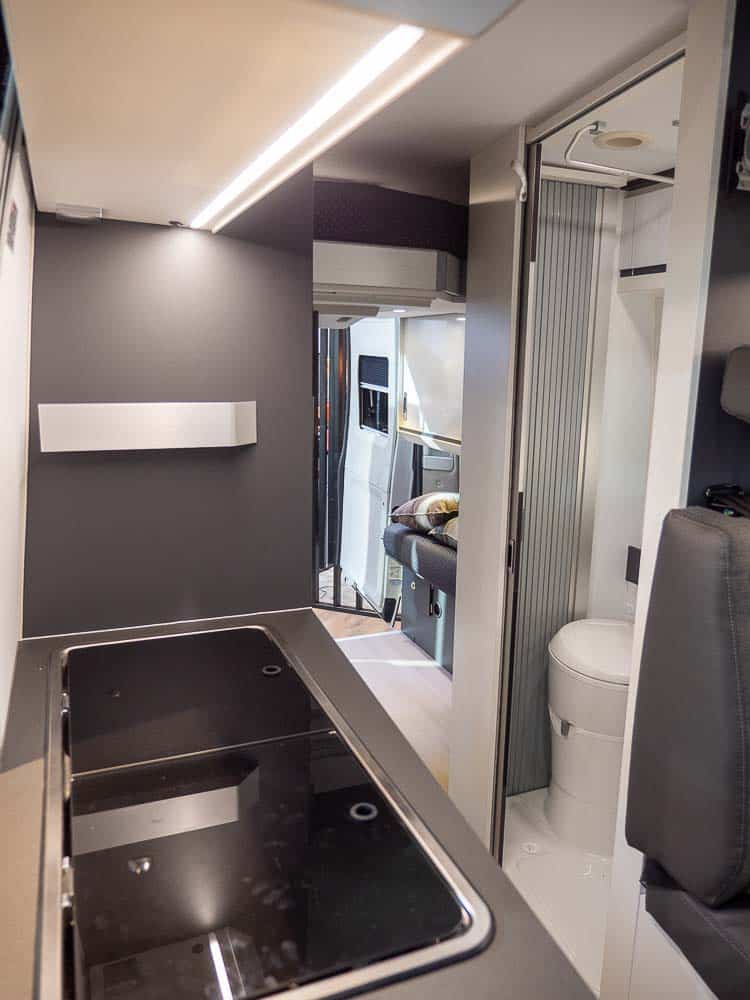 Adria TWIN MAX 680 Küche Bad